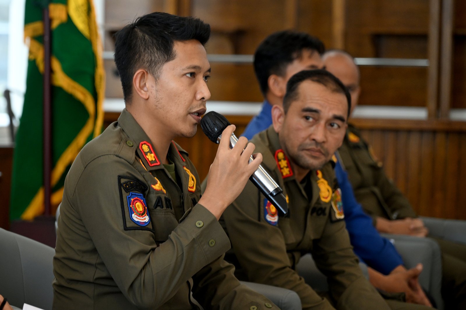 Sekretaris Satuan Polisi Pamong Praja (Satpol PP) Provinsi Sumatera Utara (Sumut) Rizki Arif Putra didampingi para Kabid saat Konferensi Pers di Lobby Dekranasda, Kantor Gubernur Sumut, Jalan Diponegoro No. 30, Medan,