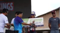 Sekretaris Daerah Provinsi Sumatera Utara (Sumut) Togap Simangunsong menyerahkan piala dan hadiah kepada para pemenang lari lintas alam Trail of The Kings Lake Toba by UTMB di panggung utama Waterfront Pangururan Kabupaten Samosir,