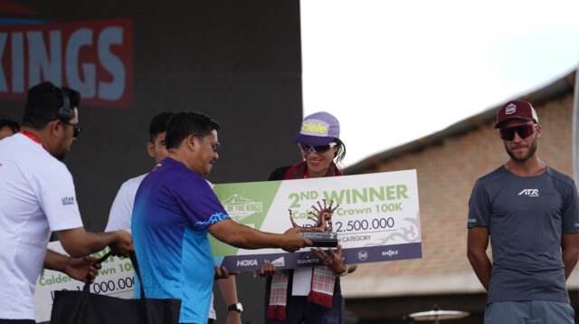 Sekretaris Daerah Provinsi Sumatera Utara (Sumut) Togap Simangunsong menyerahkan piala dan hadiah kepada para pemenang lari lintas alam Trail of The Kings Lake Toba by UTMB di panggung utama Waterfront Pangururan Kabupaten Samosir,