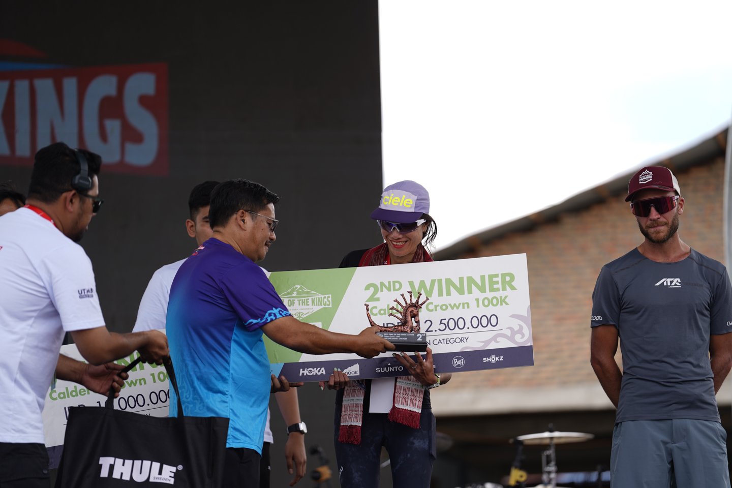 Sekretaris Daerah Provinsi Sumatera Utara (Sumut) Togap Simangunsong menyerahkan piala dan hadiah kepada para pemenang lari lintas alam Trail of The Kings Lake Toba by UTMB di panggung utama Waterfront Pangururan Kabupaten Samosir,
