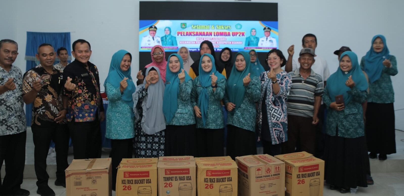 Diskopdagin Kabupaten Asahan salurkan bantuan sarana usaha kepada kelompok UP2K.