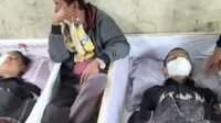 Tiga bersaudara yang tewas korban tabrakan disemayamkan di rumah duka.*