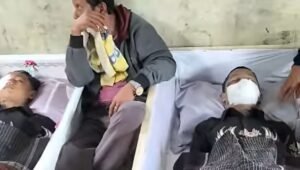 Tiga bersaudara yang tewas korban tabrakan disemayamkan di rumah duka.*