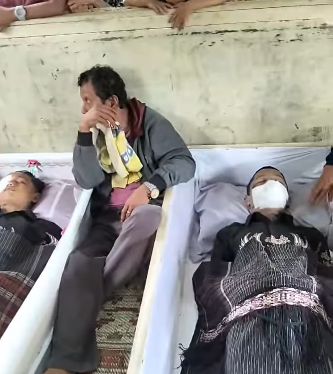 Tiga bersaudara yang tewas korban tabrakan disemayamkan di rumah duka.*