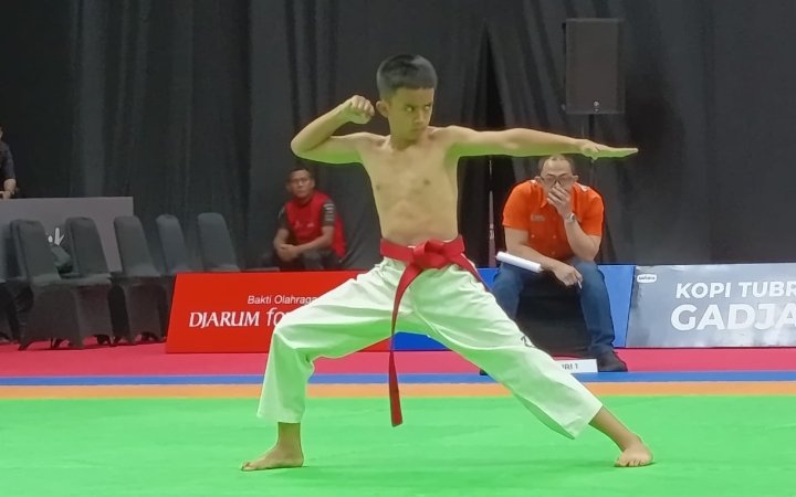 Fadhel Tirta Yudha yang turun di nomor seni gerak tunggal putra pada laga final yang digelar di Djarum Arena 3A, Kamis, Kudus.