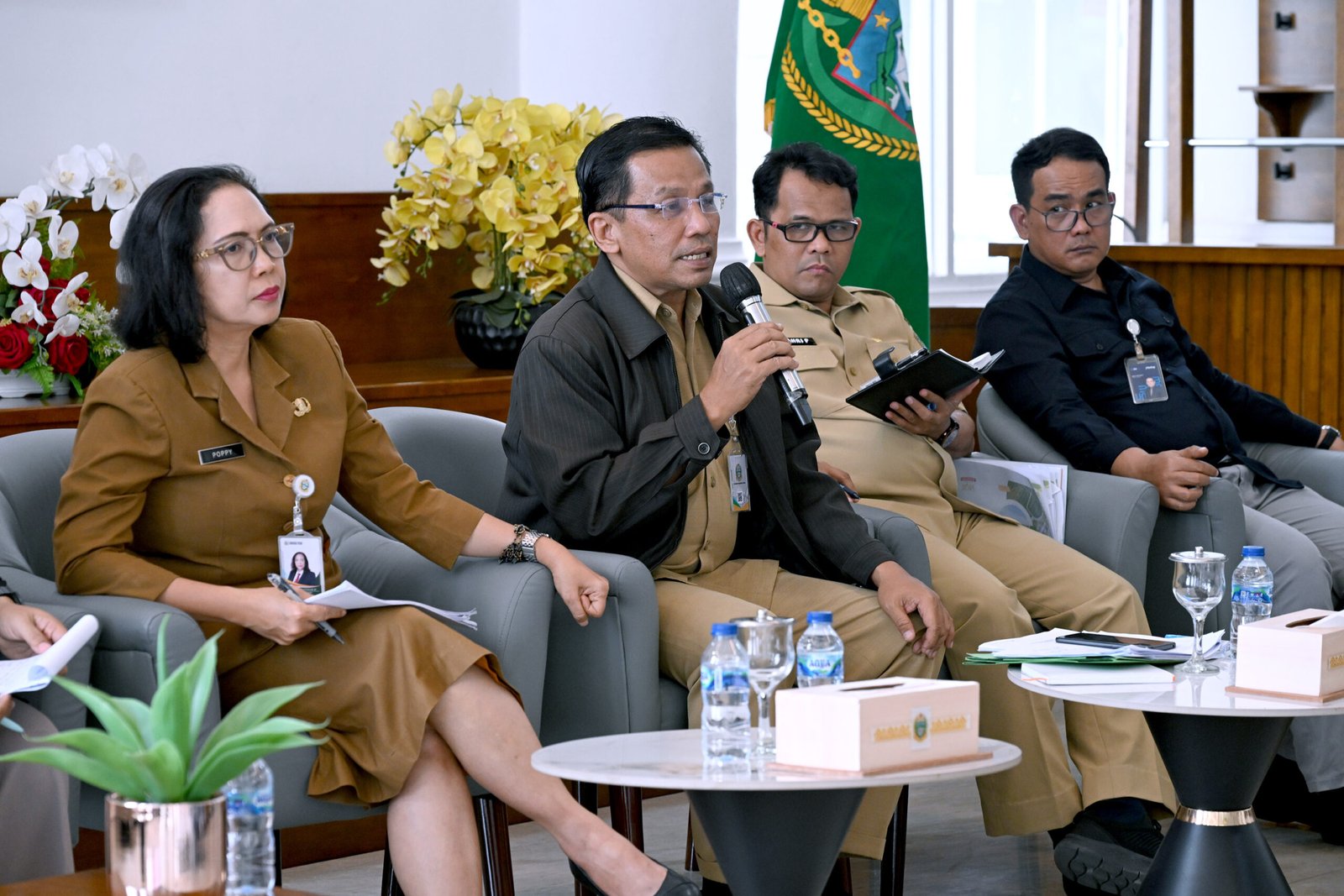 Kepala Dinas Perindustrian, Perdagangan dan ESDM Sumut Fitra Kurnia bersama Kepala Biro Perekonomian Setdaprov Sumut Poppy Hutagalung, Sekretaris Dinas Ketahanan Pangan, Tanaman Pangan dan Holtikultura Sumut Yusfahri Perangin-angin dan Pimpinan Wilayah Perum Bulog Budi Cahyanto saat konferensi pers terkait Pengendalian Inflasi untuk Jaga Daya Beli di Anjungan Dekranasda Sumut, lantai 1 Kantor Gubernur Sumut, Jalan Diponegoro No. 30, Medan