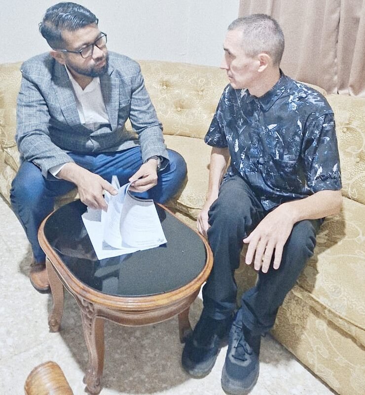 Salavat Sagadatov (kanan) berikan keterangan kepada Penasehat Hukumnya Faisal M Yusuf Nasution.