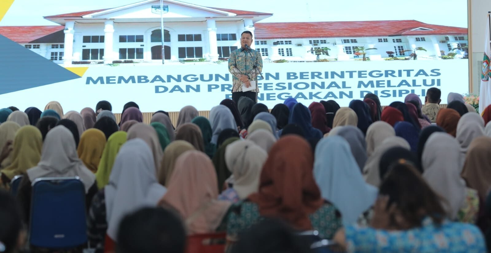 Wakil Bupati Asahan Rianto berikan arahan kepada peserta Orientasi ASN PPPK 2025