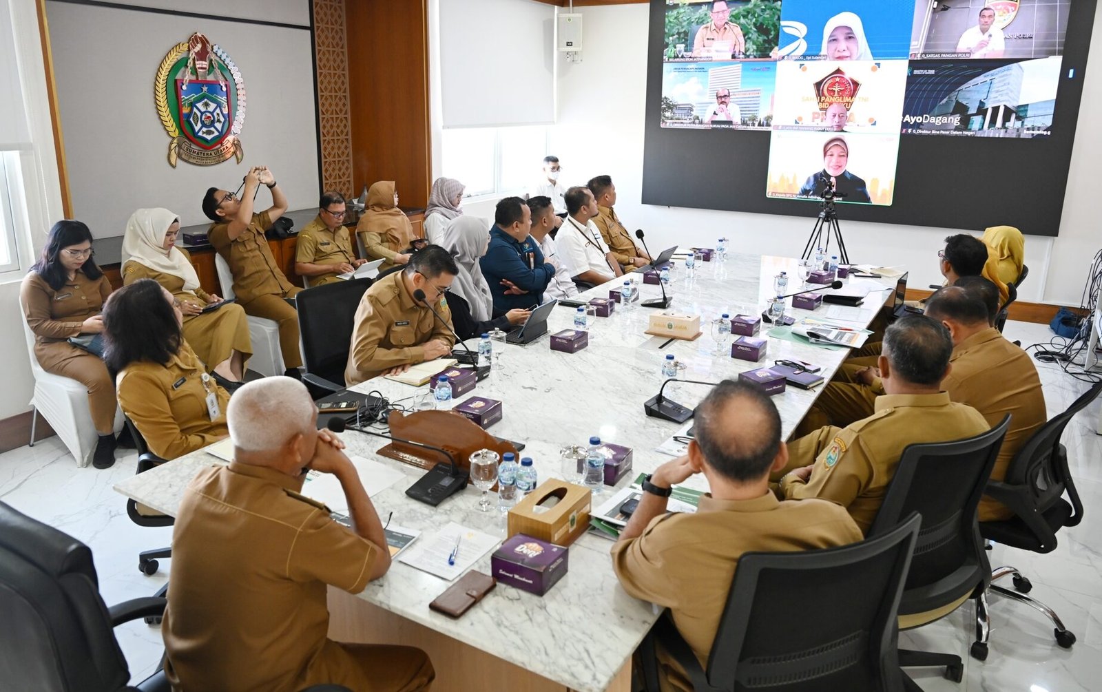 Wakil Gubernur Sumatera Utara (Sumut) Surya mengikuti zoom meeting Rapat Pengendalian Inflasi Tahun 2025 bersama Menteri Dalam Negeri Tito Karnavian dan Menteri Koperasi Ferry Juliantono terkait Koperasi Desa/Kelurahan Merah Putih, dari Ruang Kerja Wakil Gubernur Lantai 9, Kantor Gubernur Sumut Jalan Diponegoro Nomor 30 Medan