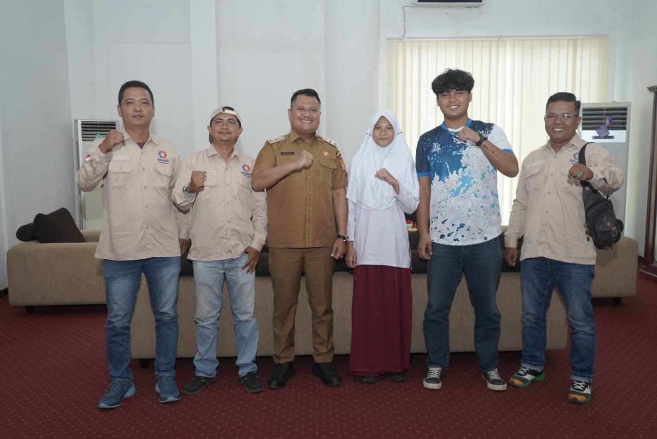 Wakil Bupati Asahan Rianto, foto bersama pengurus FAI Kabupaten Asahan, pelatih Gilang, dan Talitha Alesha Suhendra