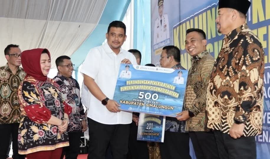 Wakil Bupati Simalungun saat menerima perlindungan pekerja rentan dari Gubsu. (ist) 