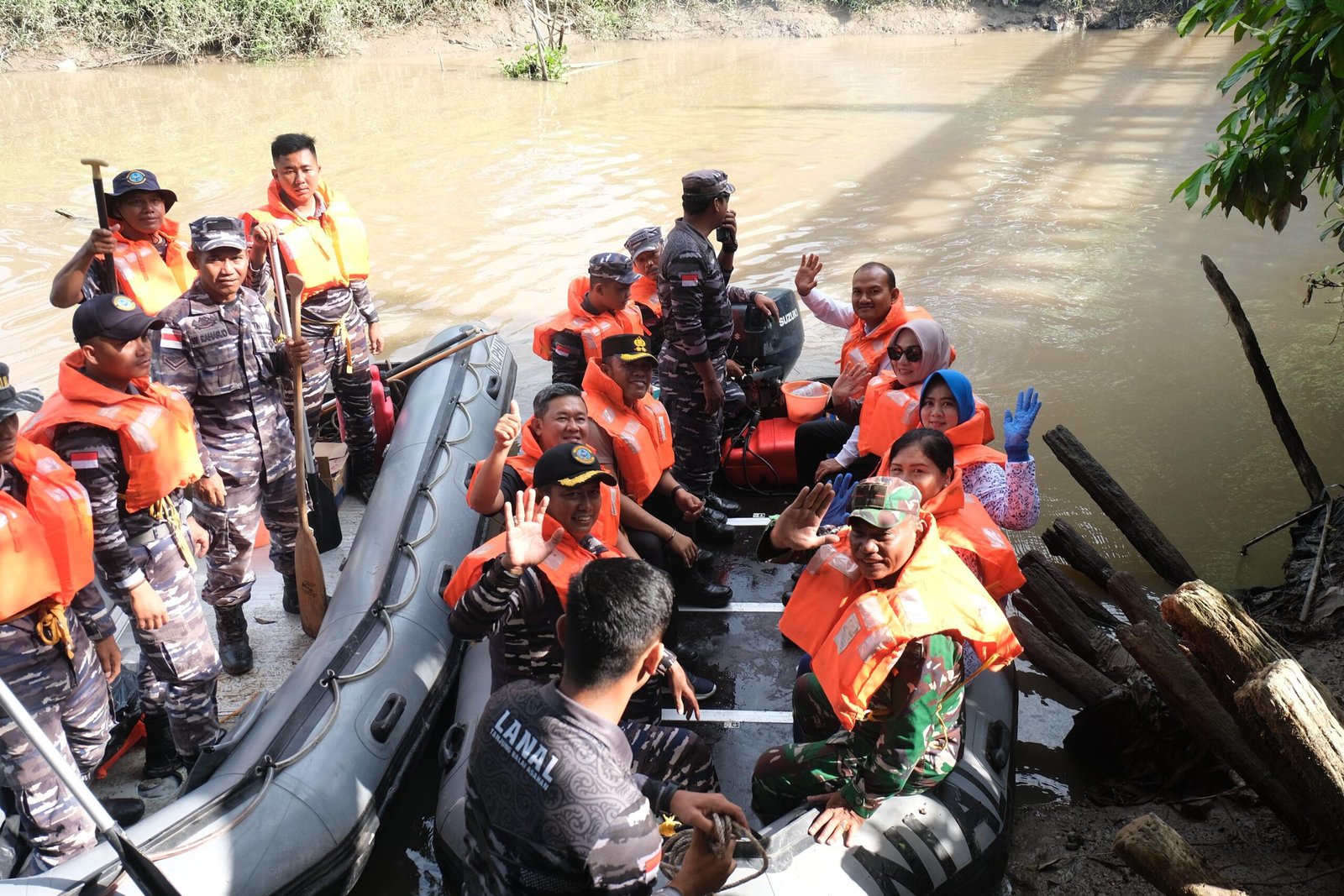 Forkopimda Tanjung Balai gunakan perahu karet telusuri sungai bersihkan sampah