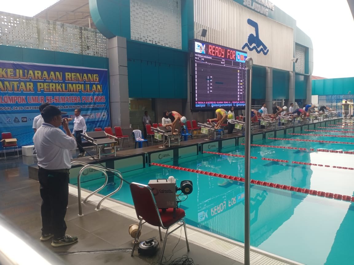 Suasana saat berlangsungnya perlombaan di kolan renang Selayan Medan.
