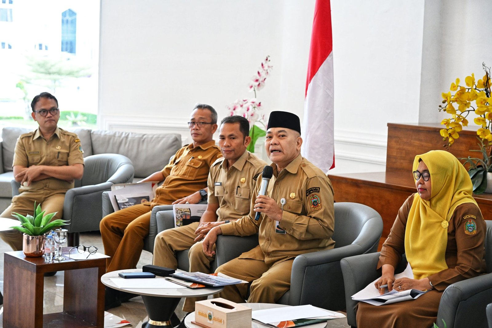 Kepala Dinas Sosial (Dinsos) Asren Nasution menjelaskan program Sekolah Rakyat, dalam Konferensi Pers bertema Memutus Mata Rantai Kemiskinan dan Perlindungan Kelompok Rentan, yang difasilitasi Dinas Kominfo Sumut, di Lobby Dekranasda, Kantor Gubernur Sumut, Jalan Pangeran Diponegoro Nomor 30 Medan