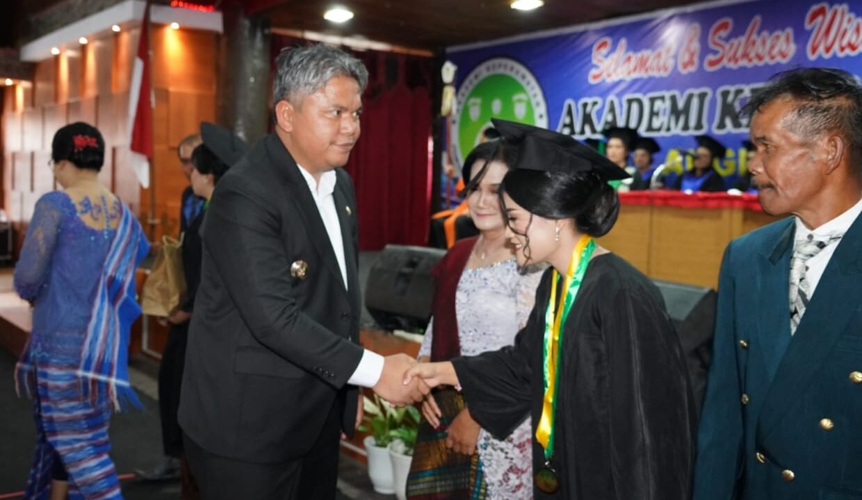 Wakil Bupati Taput Deni Lumbantoruan menyampaikan selamat kepada perawat yang diwisuda.