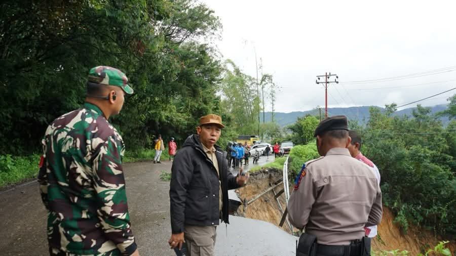Bupati dan Dandim Taput tinjau kondisi banjir bandang jalan Sibolga- Tarutung.* 