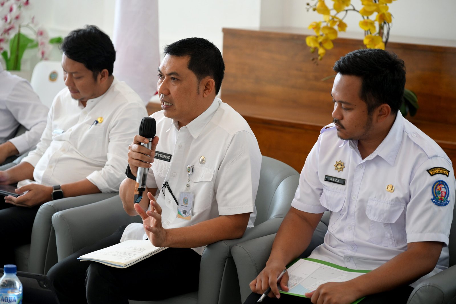 Kepala Dinas Lingkungan Hidup dan Kehutanan (LHK) Sumut Heri W Marpaung bersama Perwakilan Pemerintah Kota Medan dan Pemerintah Kabupaten Deliserdang pada Temu Pers yang difasilitasi Dinas Komunikasi dan Informatika (Kominfo) Sumut di Lobby  Dekranasda, Kantor Gubernur Sumut, Jalan Pangeran Diponegoro Nomor 30 Medan