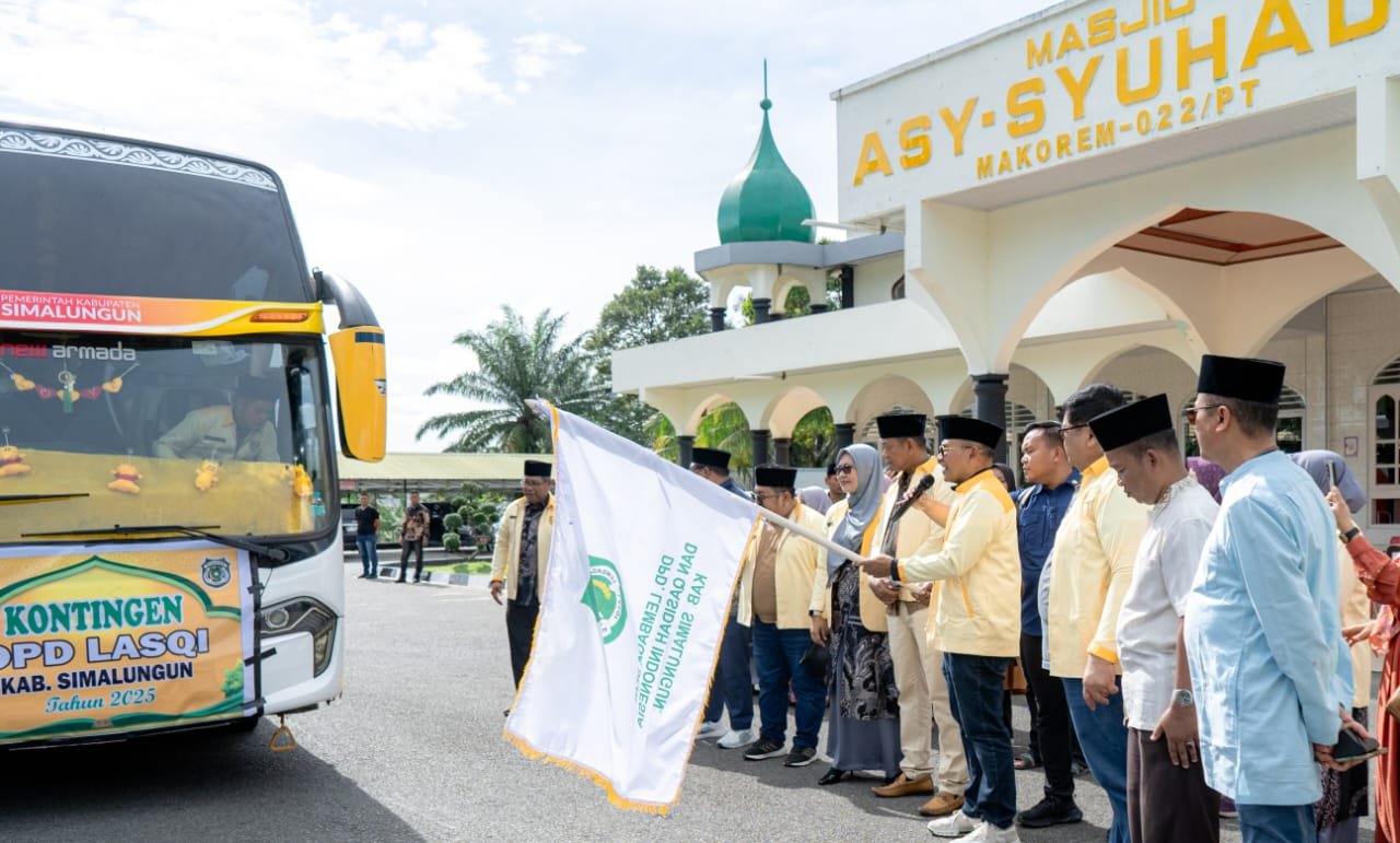 Bupati Simalungun, Dr H Anton Achmad Saragih didampingi Ketua Harian DPD LASQI, Deni Sartika, saat melepas Kontingen LASQIKabupaten Simalungun ke Tingkat Sumut. 
