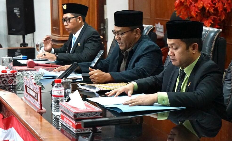 Bupati Taput JTP Hutabarat pada Rapat Paripurna Nota Jawaban di DPRD. 