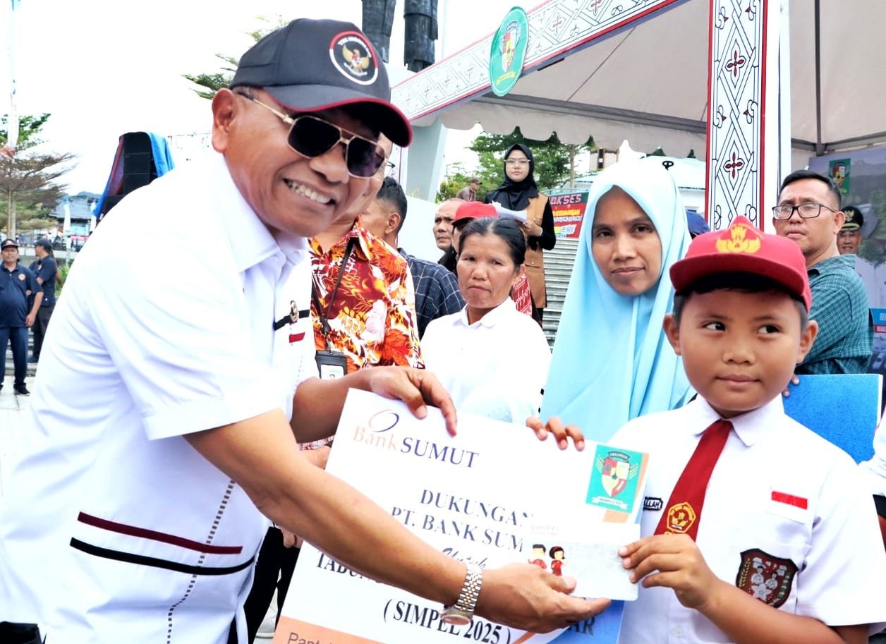 Bupati Simalungun saat serahkan rekening tabungan pelajar. 