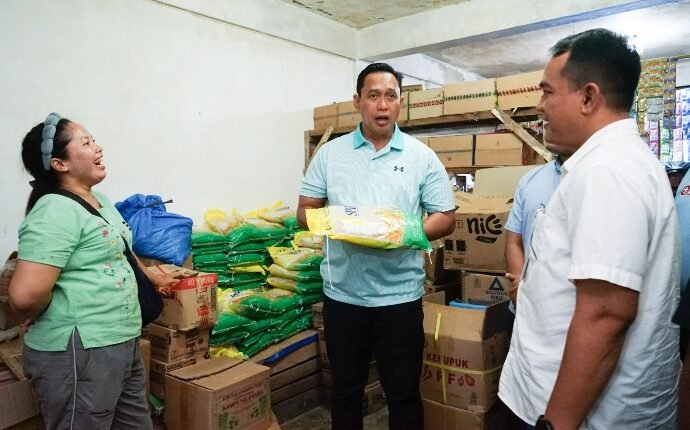 Direktur Utama Perum Bulog, Ahmad Rizal Ramdhani bersama  Pinwil Perum Bulog Sumut, Budi Cahyanto  melakukan Sidak  ke Pasar tradisional di Medan. *Foto/IMC/Ist#