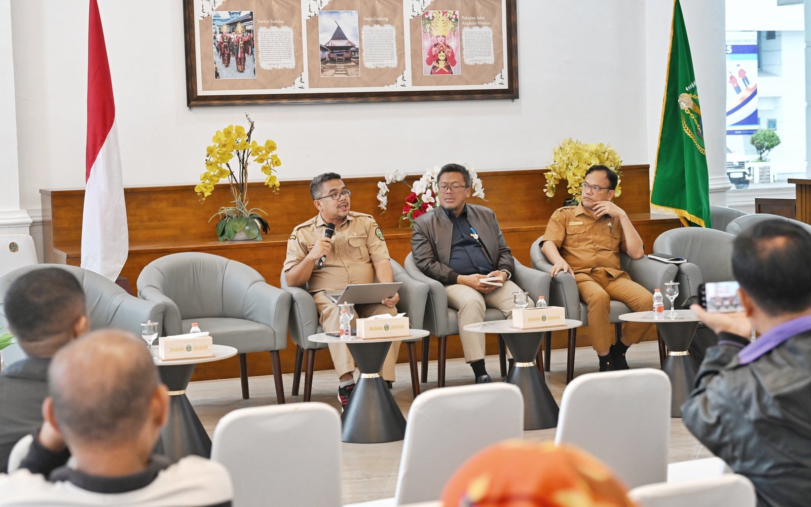 Konferensi Pers bersama dengan Badan Urusan Logistik (Bulog) Wilayah Sumatera Utara (Sumut) dan Dinas Perkebunan dan Peternakan Sumut terkait "Pangan aman dan terkendali : Sinergi sektor tanaman pangan, hortikultura, perkebunan dan peternakan dalam menyambut Natal dan Tahun Baru di Provinsi Sumatera Utara". Kegiatan ini difasilitasi Dinas Kominfo Sumut yang berlangsung di Lobby Dekranasda Lantai 1 Kantor Gubernur Sumut Jalan Diponengoro Nomor 30 Medan, Selasa (25/11/2025).