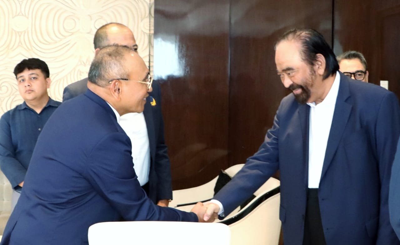 Bupati Simalungun di acara itu disambut langsung oleh Ketua Umum DPP Partai NasDem, Surya Paloh.