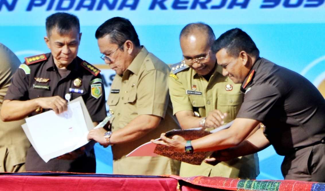 Bupati Simalungun (kanan) saat tandatangani MoU Terkait Penguatan Integritas Pelaksanaan Pidana Kerja Sosial Bagi Pelaku Tipiring. 