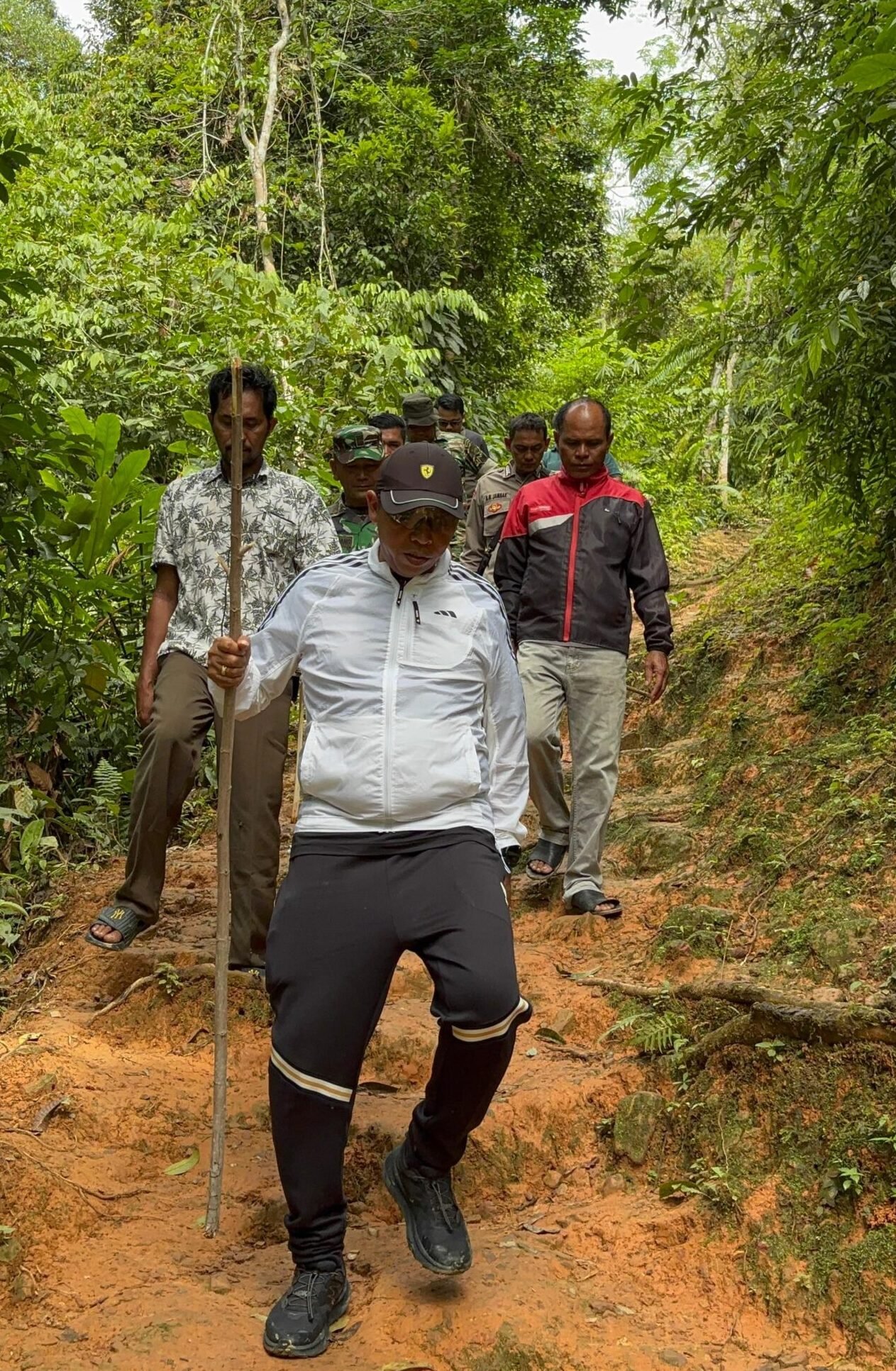 Bupati Taput JTP Hutabarat dan rombongan menjelajah daerah terpencil melihat langsung situasi kondisi. 