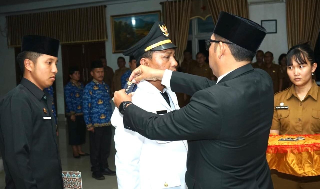 Bupati JTP Hutabarat melantik 47 pejabat administrator dan pengawas Taput.*