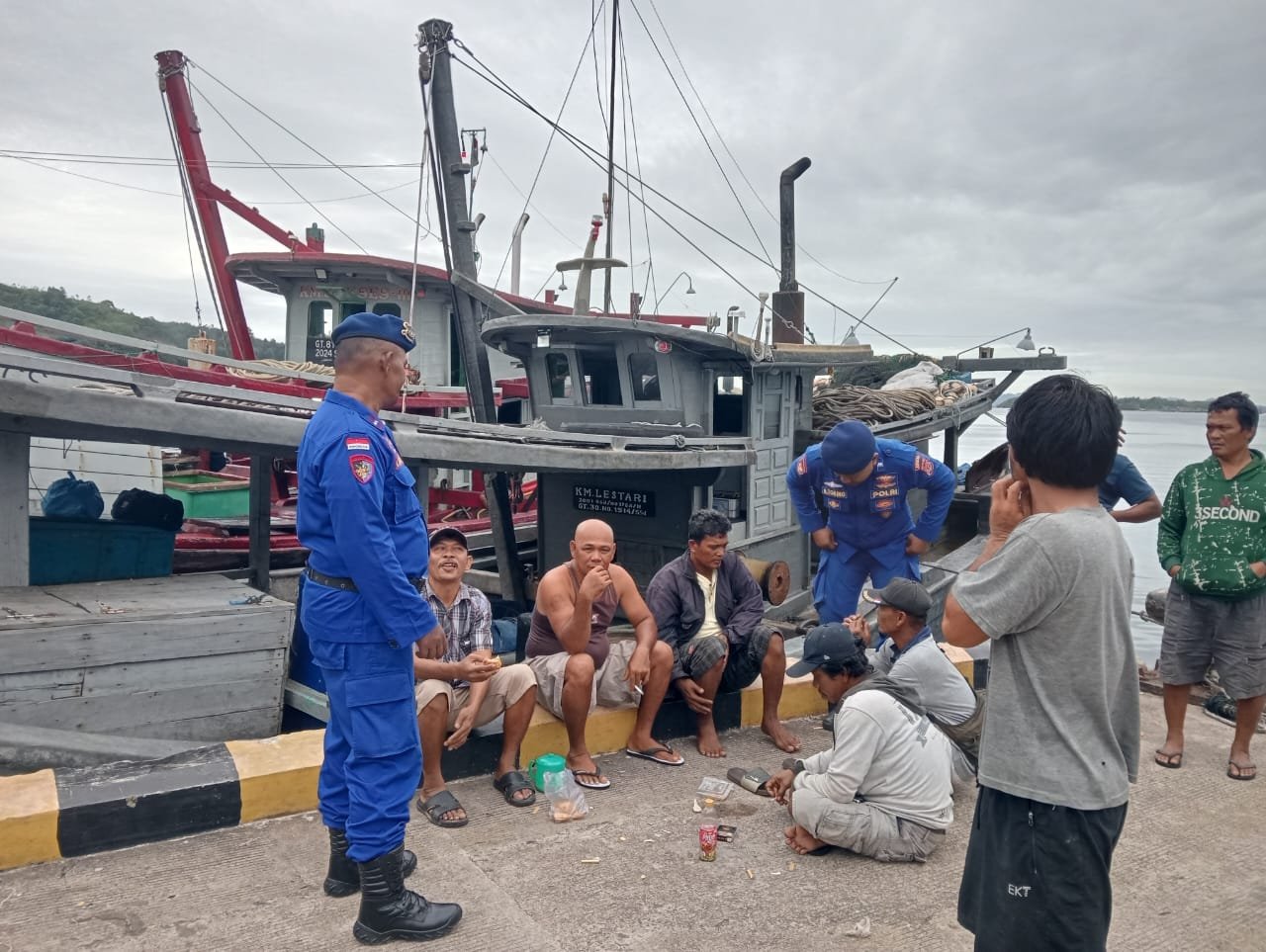 Satpolairud Polres Sibolga saat memberikan bimbingan dan penyuluhan kepada Nelayan untuk antisipasi Laka Laut akibat cuaca ektrim.