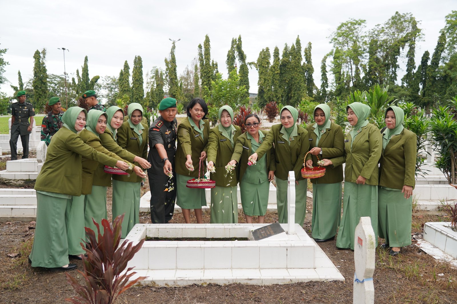 Dandenkomlek Rem 022/PT pimpin Ziarah ke Taman Makam Pahlawan dalam Rangka HUT Komlek AD ke-80 tahun 2025. 