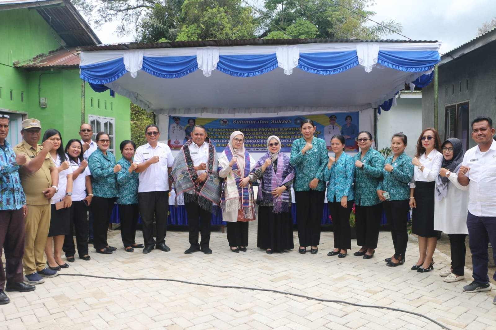 Staf ahli PKK Taput Ny.Lisa Deni Lumbantoruan menyambut tim evaluasi dari Provinsi Sumut.