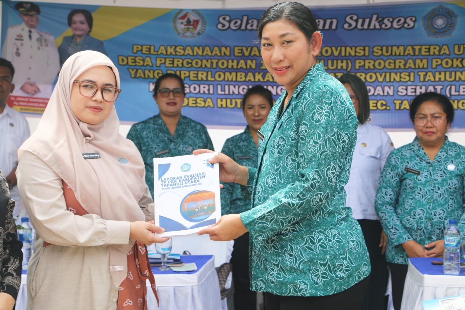 Staf ahli PKK Taput Ny.Lisa Deni Lumbantoruan menyambut tim evaluasi dari Provinsi Sumut.