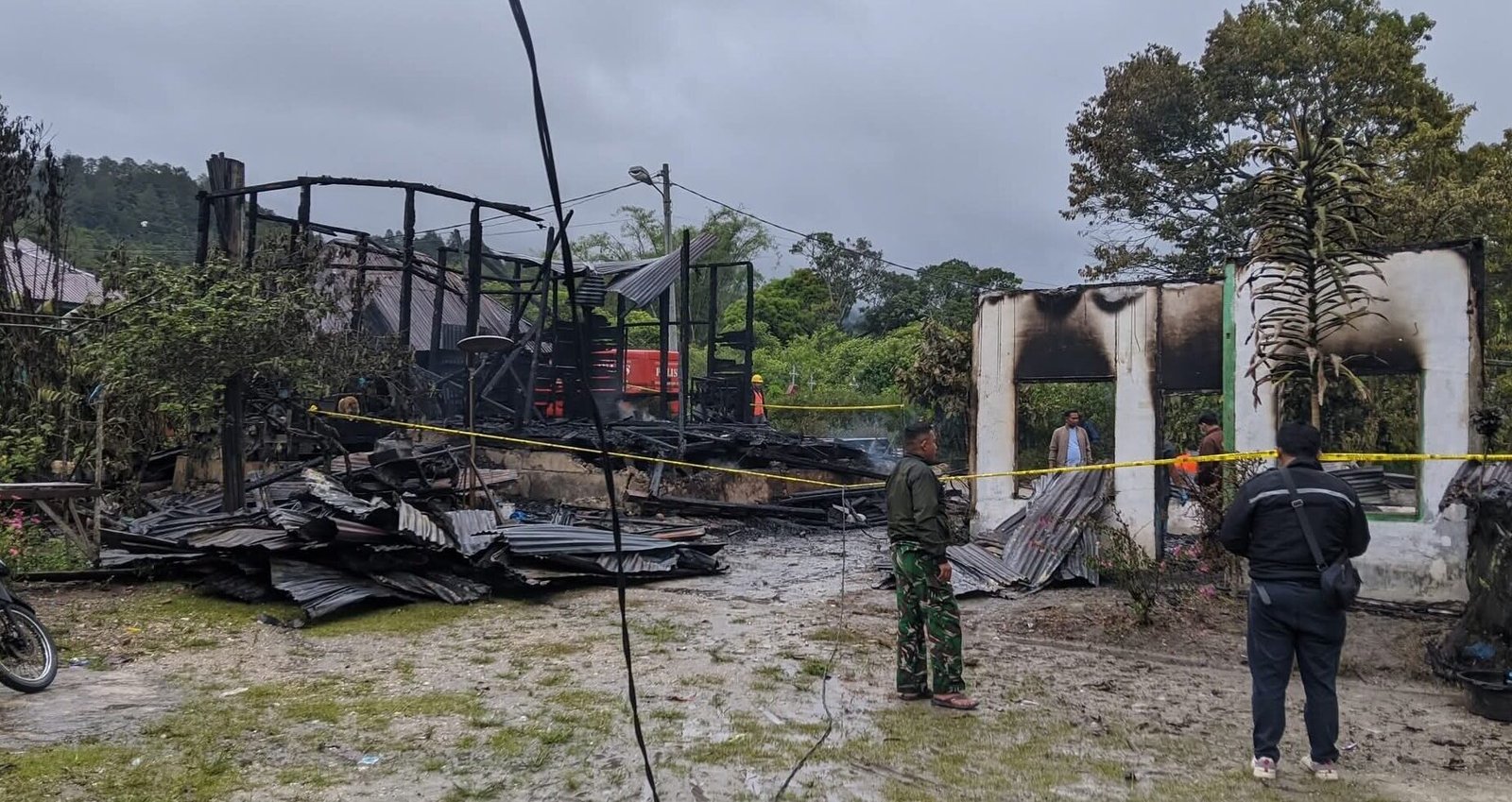 Dua unit rumah musnah terbakar di desa Lumban Siagian Jumat subuh (21/11).* *Foto: IMC/dok.le/ ist#
