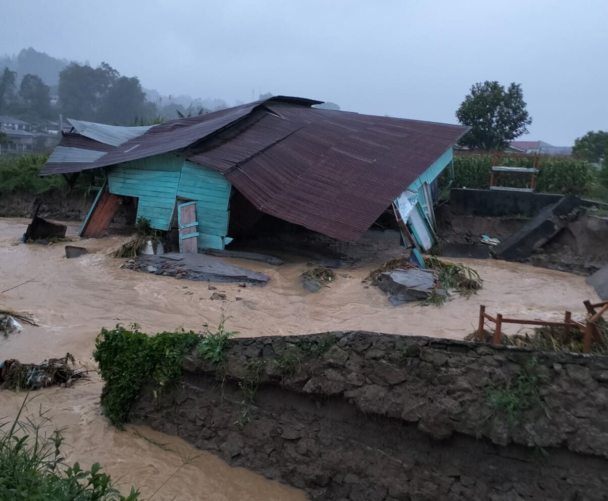 Suasana hiruk pikuk musibah banjir di Tapteng dan Taput Selasa (25/11).