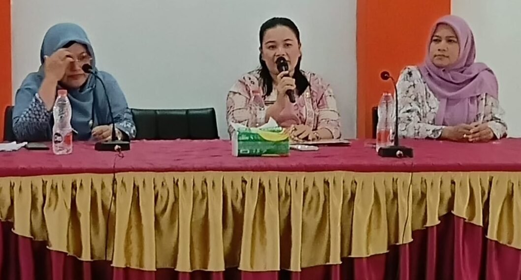 Plt. Kadis Kesehatan Tapteng Lisnawati Panjaitan, SKep. Ns., Mkes, AKK saat memberikan pemaparan tentang pencapaian Imunisasi, di Aula Dinas Kesehatan Sibolga, Kamis (20/11/2025).