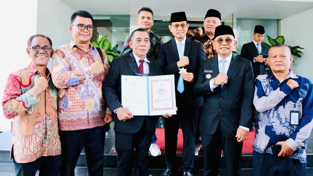 Bupati Simalungun, Anton Achmad Saragih, Dr. J.R. Saragih Garingging sebagai salah satu ahli waris Tuan Rondahaim foto bersama usai menerima Penganugerahan.