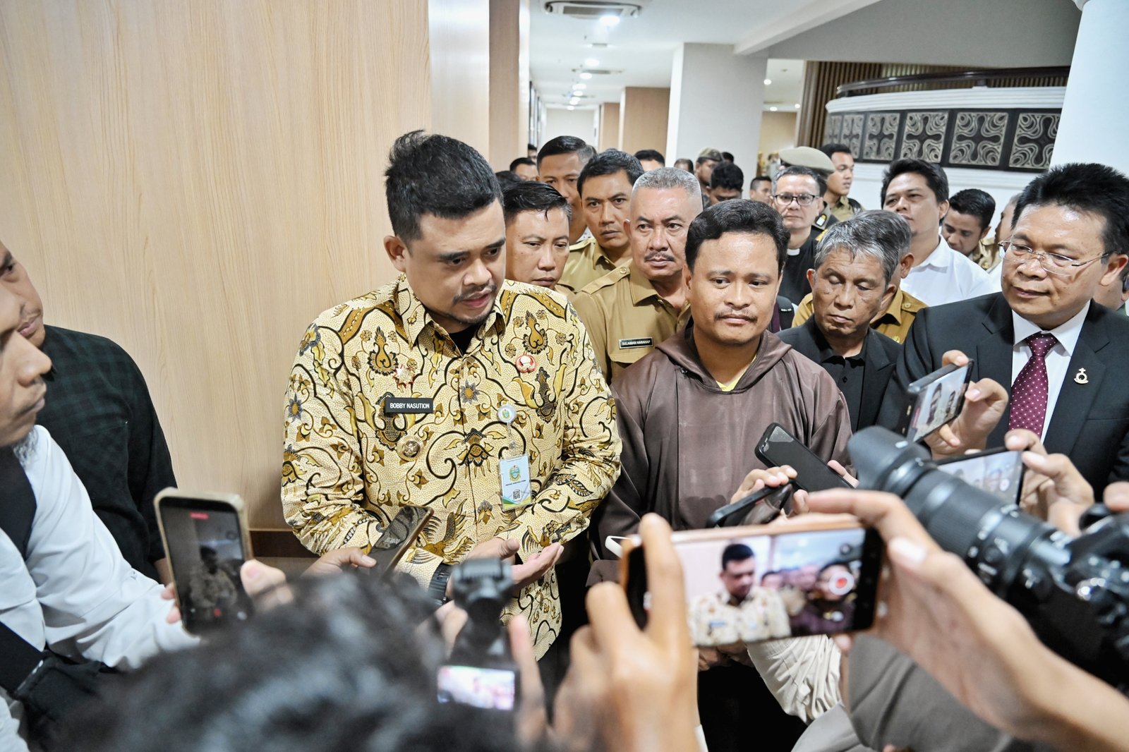 Gubernur Sumatera Utara (Sumut) Muhammad Bobby Nasution menghadiri Rapat Pembahasan Tindak Lanjut Aksi Damai dan Evaluasi Operasional PT. Toba Pulp Lestari (TPL) di Ruang Rapat I Lantai II Kantor Gubernur Sumut Jalan Diponegoro Nomor 30 Medan,