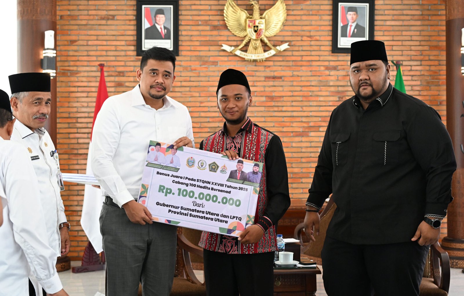 Gubernur Sumatera Utara (Sumut) Muhammad Bobby Afif Nasution didampingi sejumlah pimpinan OPD Pemprov Sumut menerima kunjungan pengurus Lembaga Pengembangan Tilawatil Qur’an (LPTQ) Sumut di Kantor Gubernur, Jalan Diponegoro No. 30 Medan, Rabu (5/11/2025). Dalam kesempatan itu, Gubernur Bobby Nasution juga menyerahkan bonus kepada para pemenang STQH ke-28 Tingkat Nasional di Kendari.