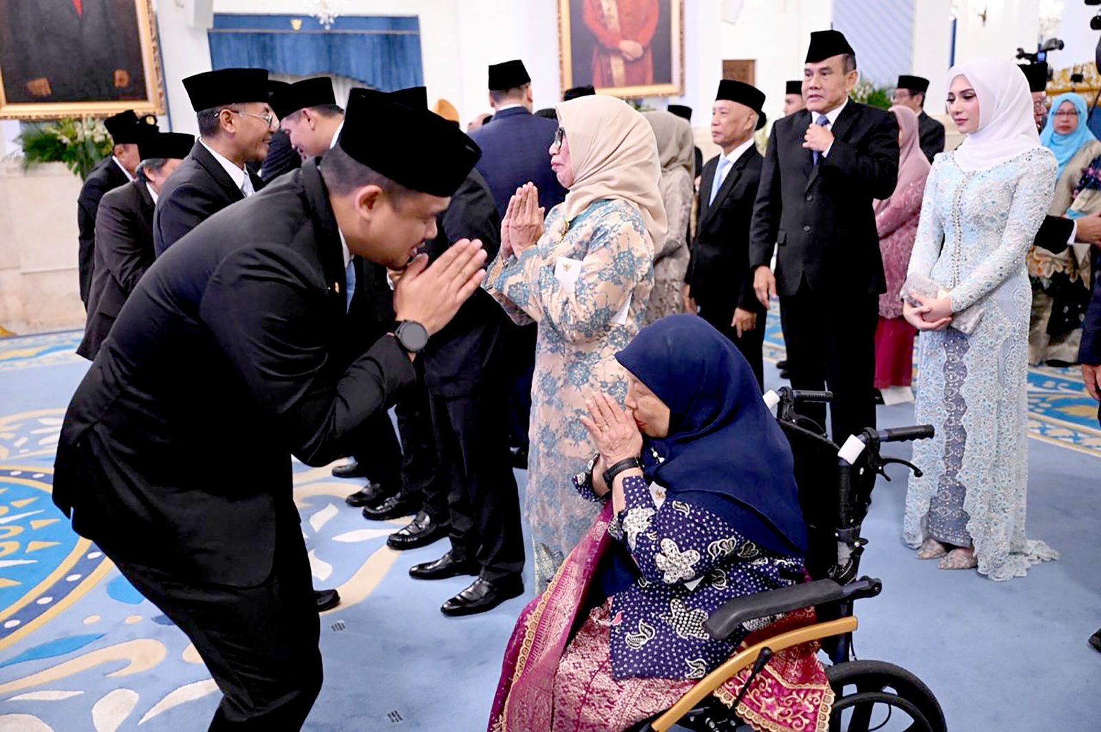 Gubernur Sumatera Utara (Sumut) Muhammad Bobby Afif Nasution menghadiri upacara penganugerahan gelar Pahlawan Nasional kepada Tuan Rondahaim Saragih, yang diserahkan langsung oleh Presiden Republik Indonesia Prabowo Subianto di Istana Negara, Jakarta, Senin (10/11/2025). Gubernur Bobby Nasution bangga atas penganugerahan gelar Pahlawan Nasional kepada almarhum Tuan Rondahaim Saragih, tokoh pejuang asal Sumut. 