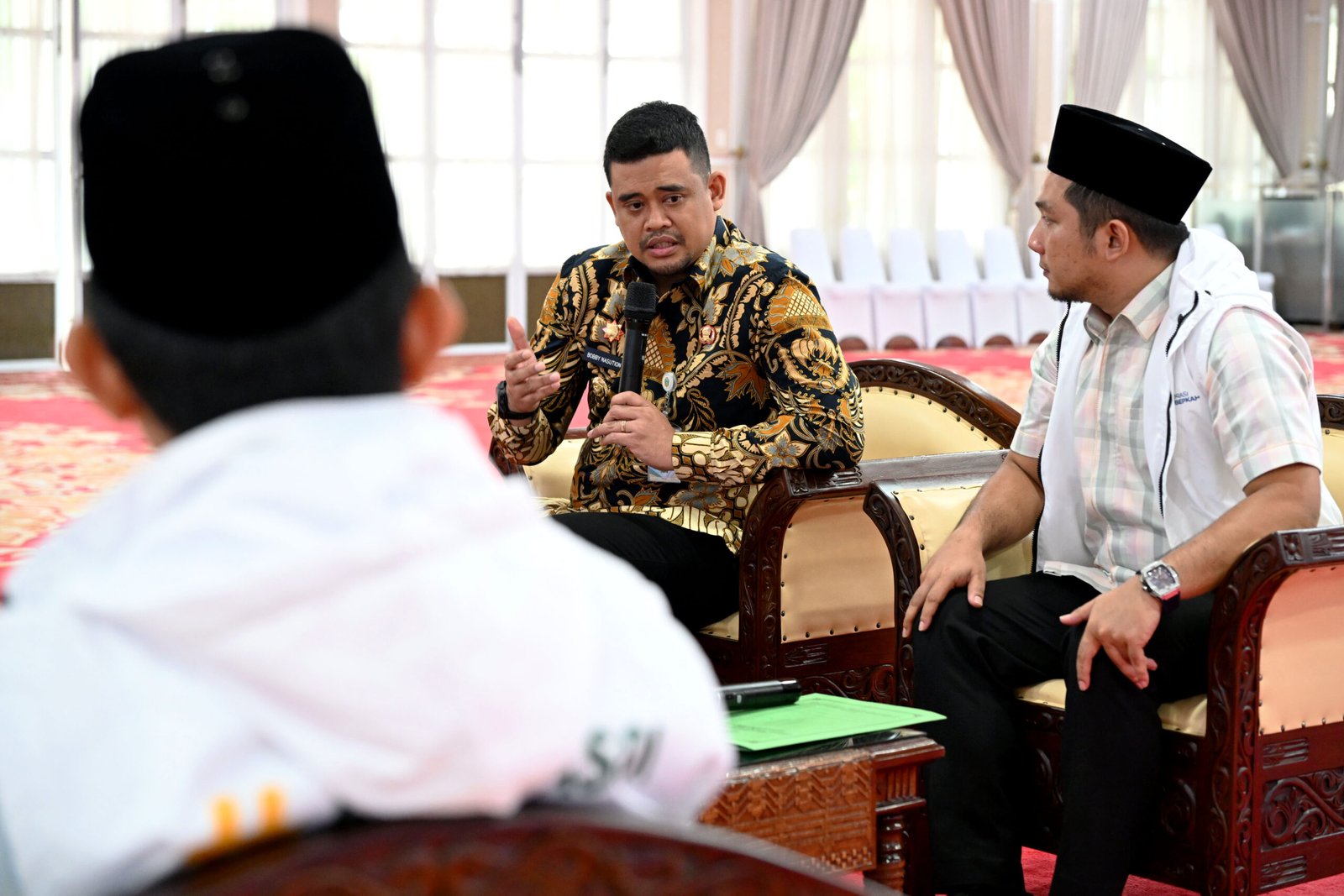 Gubernur Sumatera Utara (Sumut) Muhammad Bobby Afif Nasution bertemu Dewan Pengurus Wilayah Lembaga Seni dan Qasidah Indonesia (LASQI) Provinsi Sumut di Aula Tengku Rizal Nurdin, Jalan Jenderal Sudirman Nomor 41 Medan, Jumat (21/11/2025).