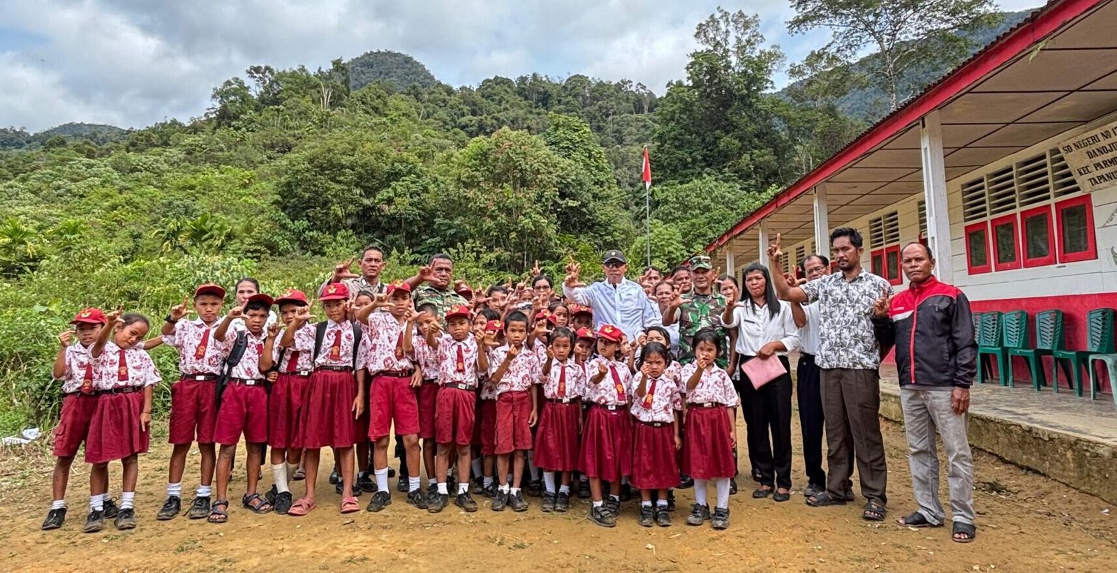 Bupati Taput JTP Hutabarat dan rombongan menjelajah daerah terpencil melihat langsung situasi kondisi. 