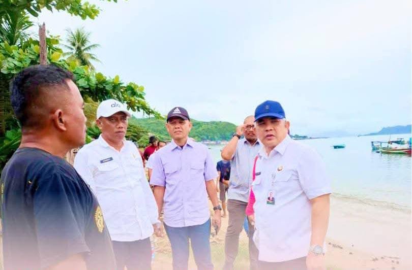 Kadis Kelautan dan Perikanan Sumut Ir. Suryanto, MM  meninjau lokasi Desa Mela 2 Kecamatan Tapian Nauli saat kunker  ke Kabupaten Tapteng.