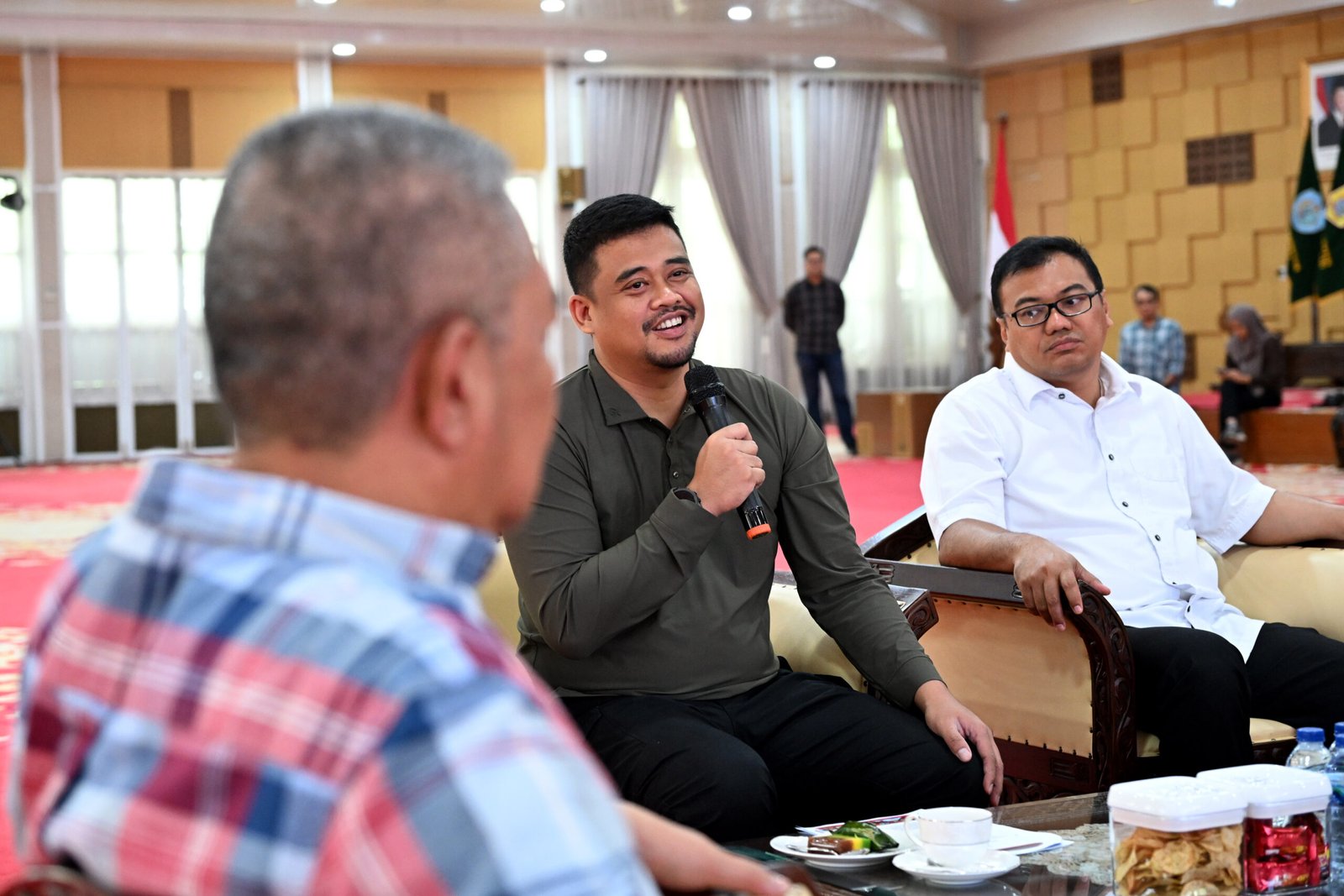 Gubernur Sumut Muhammad Bobby Afif Nasution menggelar pertemuan dengan Bupati Deliserdang, Asri Ludin Tambunan, di Aula Tengku Rizal Nurdin, Jalan Sudirman No. 41 Medan, Minggu (2/11/2025). Hal tersebut menyikapi video viral  yang dibuat Aparatur Sipil Negara (ASN) Dinas Kesehatan Deliserdang.