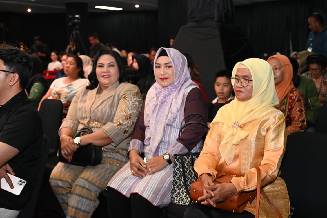 Ketua Dekranasda Tapteng Ny. Rismawaty Masinton Pasaribu bersama Staf Ahli 1 PKK  Tapteng Ny. Masnoni Mahmud Efendi saat menghadiri acara Sumut Fashion and Beauty di Medan, Jumat (21/11/2025).