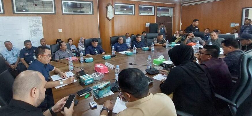 Ketua Komisi 4 DPRD Kota Medan, Paul Mei Anton Simanjuntak saat memimpin Rapat Dengar Pendapat (RDP) bersama Dishub Kota Medan dan PT LGE serta masyarakat,