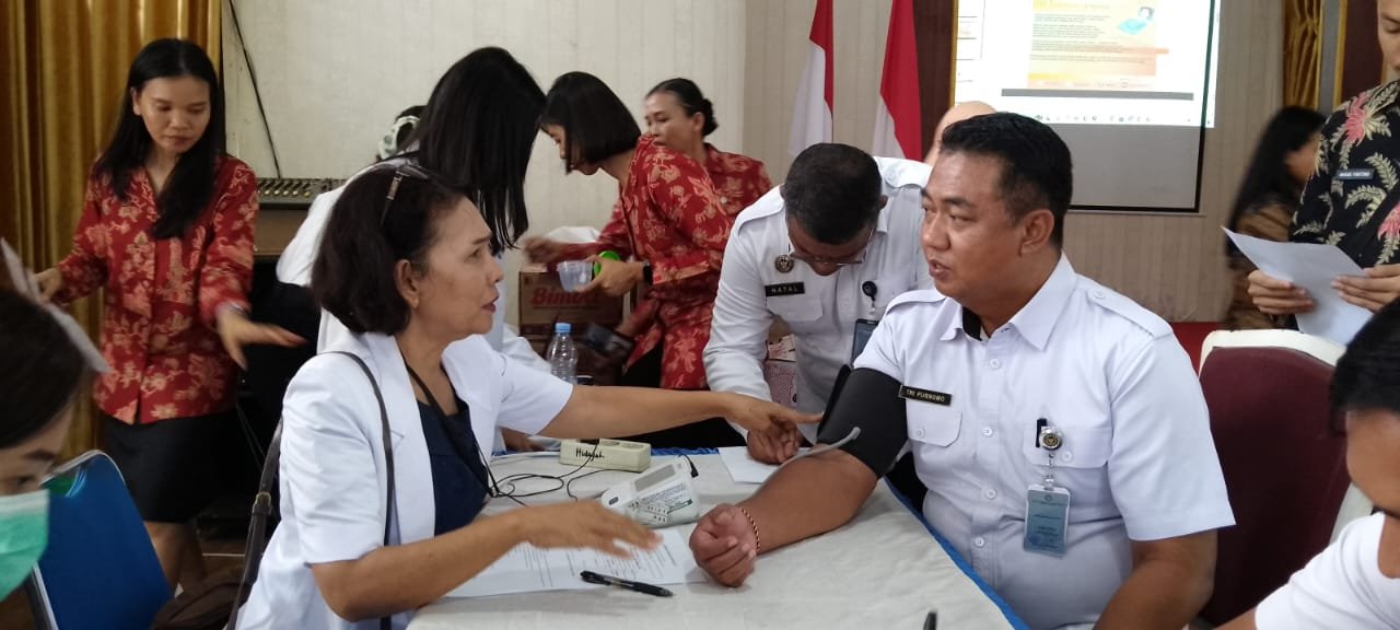 Kalapas Sibolga Tri Purnomo bersama jajarannya saat melakukan donor darah di Aula Lapas Kelas II A Sibolga, Kamis (13/11/2025). 