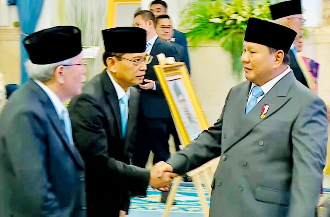 Dr. J.R. Saragih Garingging sebagai salah satu ahli waris Tuan Rondahaim menerima ucapan selamat dari Presiden RI Prabowo Subianto. *Foto/IMC/(adv#