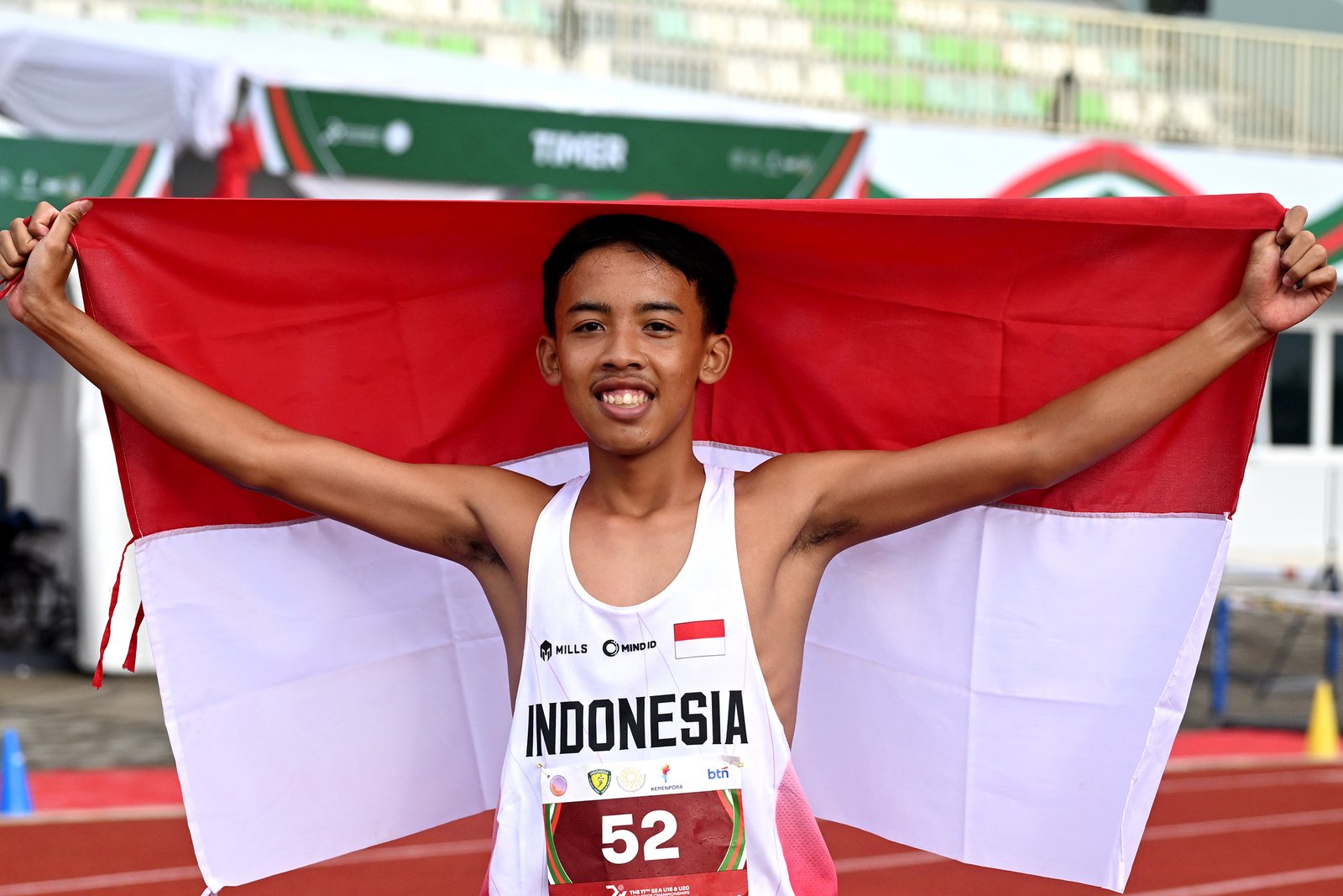 NDONESIA TAMBAH EMAS MELALUI ABDUL KHOLIKPelari Indonesia Nashat Abdul Kholik melakukan lompatan air pada final lari halang rintang 2000 meter U-18 kejuaraan Atletik Asia Tenggara U-18 & U-20 di Stadion Madya Atletik Kawasan Sport Centre Sumut, Kabupaten Deliserdang, Provinsi Sumatera Utara, Selasa (18/11/2025). Nashat Abdul Kholik meraih medali emas dengan catatan Waktu 6 menit 17 detik mengalahkan pelari Singapura Ahmad Zubayr dengan catatan Waktu 6 menit 46 detik, dan pelari Kamboja Korn Singha dengan catatan Waktu 7 menit 15 detik.